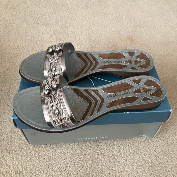 Nine West - Women's Slip On/Glide Sandals - Silver -Size 9.5M - New in box - Picture 2 of 7